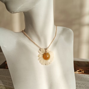 Real Daisy Flower Resin Necklace, Dried Press Romantic Flower Jewelry, Nature Gift for Her, Mom, Girlfriend