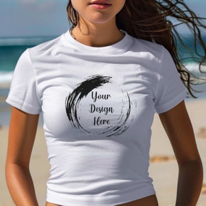 Könnte beinhalten: Weißes T-Shirt mit einem schwarzen Kreisdesign und dem Text "Your Design Here" auf der Vorderseite.