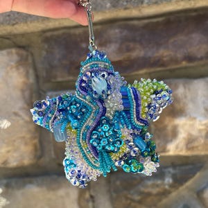 Llavero con dije de bolso de estrella azul hecho a mano