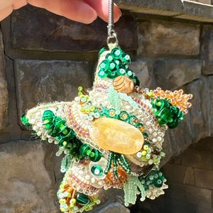 Lindo llavero con cadena para bolso con forma de estrella, hecho a mano y con cuentas.