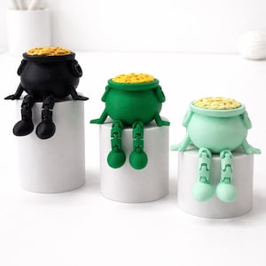 St Patrick day decor Articulated Gold Pot Buddy 3D Printed St Patricks Day Toy Fun Fidget and Desk Decor for St patrick day gift for office