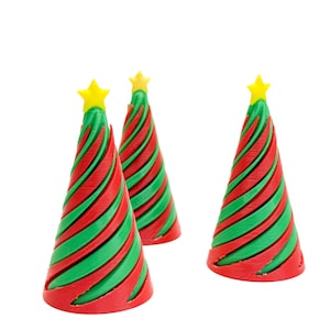 Puede incluir: Tres adornos decorativos de árbol de Navidad. Cada árbol es rojo y verde con un diseño en espiral y una estrella amarilla en la parte superior. Los árboles tienen forma de cono y están sobre un fondo blanco.