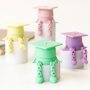 Graduation Cap Buddy Collectible 3D Printed Articulated Toy Cute Graduation Gift for Kids Party Favor & Desk Graduation Decor