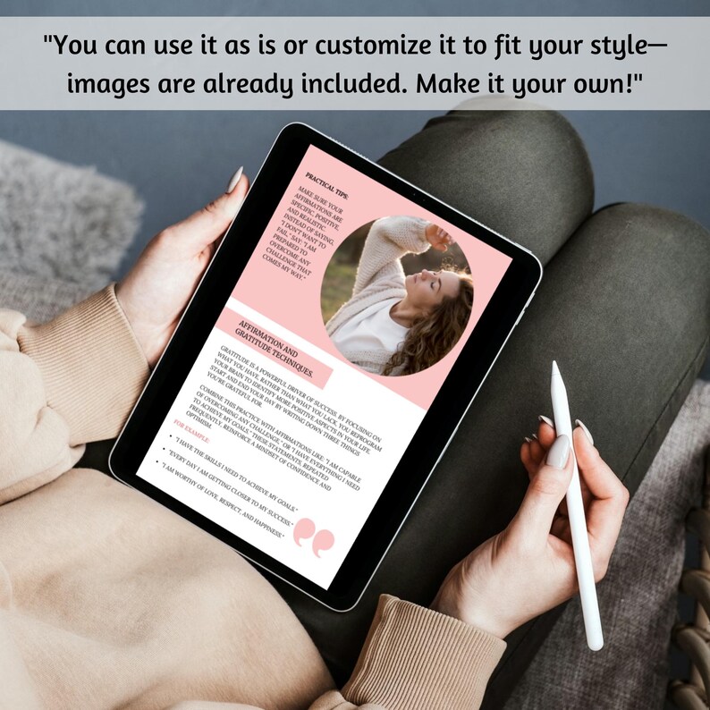 K&ouml;nnte beinhalten: Ein digitales Tablet mit einem rosa und wei&szlig;en Affirmationsf&uuml;hrer, gehalten von einer Person. Der Bildschirm des Tablets zeigt Text &uuml;ber Dankbarkeit und positives Denken. Ein wei&szlig;er Stift liegt in der Hand der Person. Das Bild enth&auml;lt den Text: "Sie k&ouml;nnen es so verwenden oder an Ihren Stil anpassen - Bilder sind bereits enthalten. Machen Sie es zu Ihrem eigenen!"