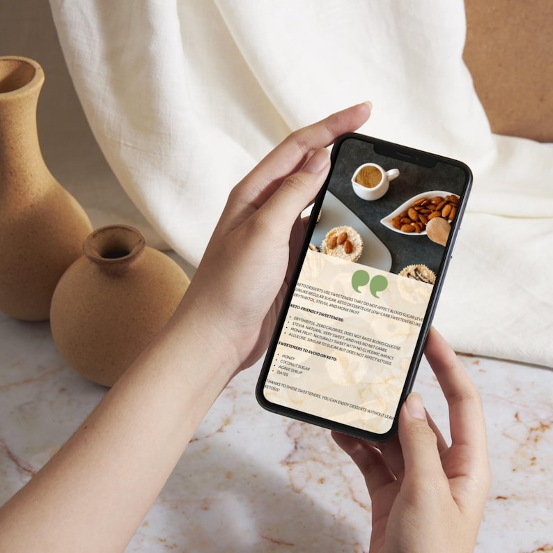 Pu&ograve; includere: Uno smartphone che mostra una ricetta per dolcetti keto-friendly. La ricetta include ingredienti come farina di mandorle, zucchero di cocco e miele. Il telefono &egrave; tenuto in mano da una persona.