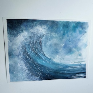 Könnte beinhalten: Ein Aquarellbild einer großen, brechenden Welle in Blautönen und Weiß. Die Welle ist vor einem stürmischen Himmel dargestellt, mit weißen Schaumkronen und Spritzern.