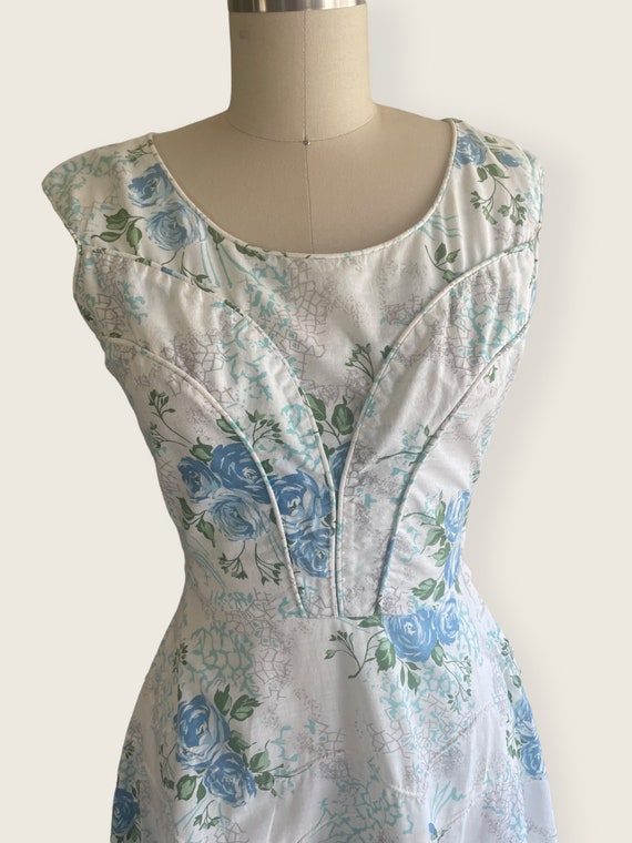 1950s Dress | Sweet 50s Blue Rose Floral Print Dr… - image 6