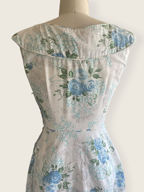 1950s Dress | Sweet 50s Blue Rose Floral Print Dr… - image 4