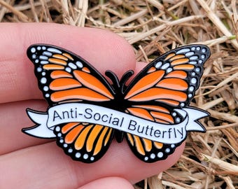Pin de esmalte alternativo, pin de esmalte, pin bonito, pin de mariposa, antisocial, humor, mariposa monarca, pin de regalo, mariposas, accesorios