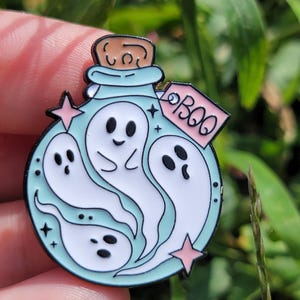Straszna przypinka, Przypinka emaliowana, Przypinka duch, Halloween, Duchy, Upiorny prezent, Uroczy duch, Kostium na Halloween, Cottagecore, Magiczna mikstura, Magia, Czarownica