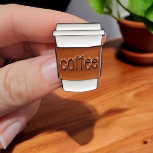 Alternatieve emaille pins, email pin, leuke pin, koffie pin, koffieliefhebber, koffiecadeau, leuke email pin, koffie, koffiekopje, koffiemok, pins