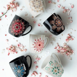 Kubek z ręcznie malowaną mandalą w kropki – kolorowy ceramiczny kubek do kawy