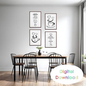 Könnte beinhalten: Vier schwarz-weiße druckbare Wandbilder mit Kaffeetassen- und Teebecher-Illustrationen und Text. Die Drucke sind an einer weißen Wand über einem Esstisch aus Holz mit schwarzen Stühlen angebracht.