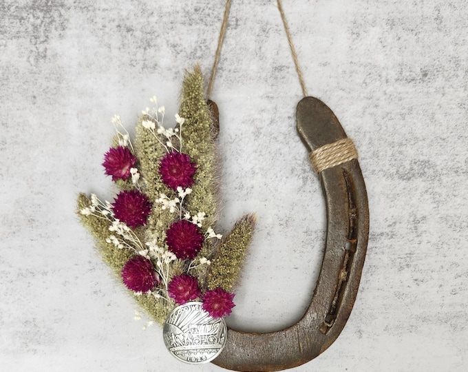 CURLEY WOLF Decorative worn horseshoe