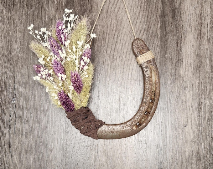 HOWDY! decorative worn horseshoe