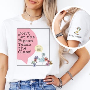 Puede incluir: Camiseta blanca con un globo de diálogo rosa que dice "¡No dejes que la paloma enseñe la clase!" y una paloma de dibujos animados con letras. La camiseta también tiene una pequeña paloma de dibujos animados con una lupa en la manga y el texto "Sra. Smith".