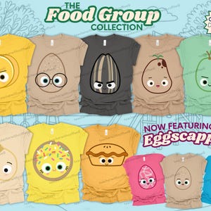 Pode incluir: Uma coleção de camisetas coloridas com desenhos de ovos de desenho animado com tema de comida. As camisas são em várias cores, incluindo amarelo, bege, cinza e rosa, com o texto "The Food Group Collection" e "Now Featuring the Eggscapped Eggs".