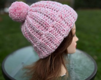 Gorro de ganchillo con bola esponjosa