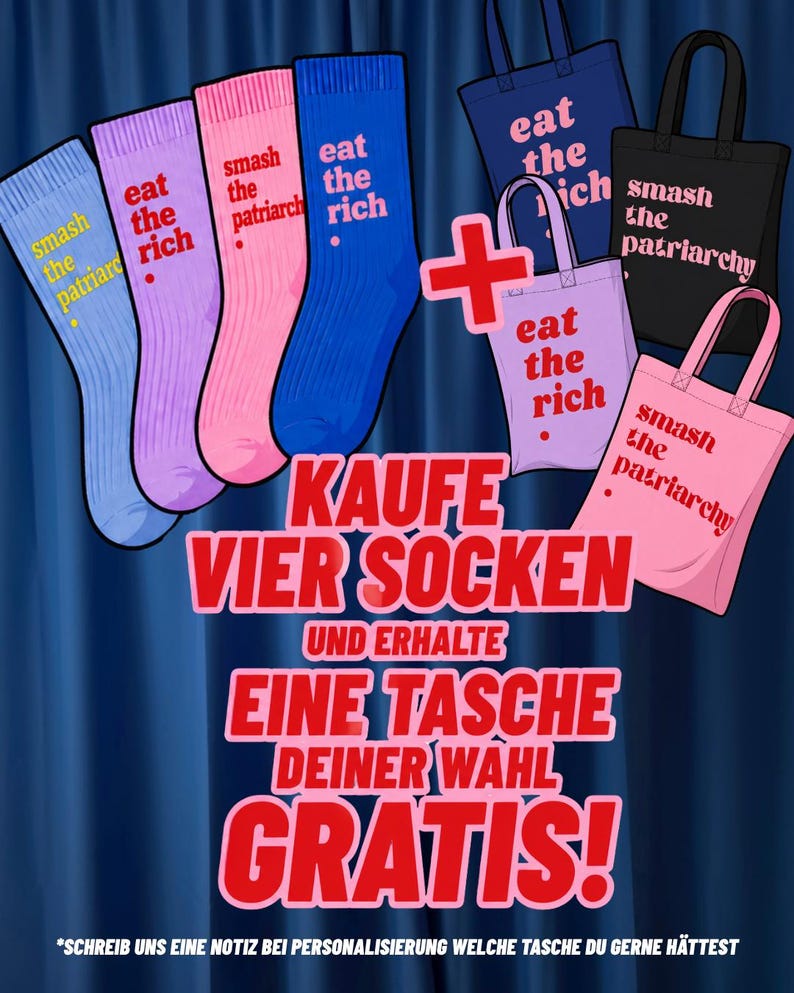 May include: Four pairs of ribbed socks in blue, purple, pink, and dark blue with the text "smash the patriarchy" or "eat the rich" and three tote bags in blue, black, and pink with matching text. Large red text reads "KAUFE VIER SOCKEN UND ERHALTE EINE TASCHE DEINER WAHL GRATIS!"