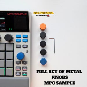 Pode incluir: Um dispositivo de produção musical MPC Sample branco com ecrã, pads cinzentos e botões azuis. Ao lado, encontram-se cinco botões metálicos cilíndricos em laranja, preto e azul, juntamente com uma pequena chave hexagonal em L para instalação.