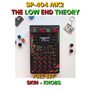 以下が含まれることがあります： 緑、赤、黒のノブとカラフルなゼブラストライプのデザインが施された黒いSP-404 MK2サンプラー。「SP-404 MK2 THE LOW END THEORY」の文字が上部に、「FULL SET SKIN + KNOBS」の文字が下部にあります。その他のアクセサリーが散らばっています。