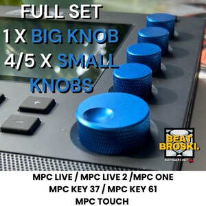 Könnte beinhalten: Ein Satz blauer Knöpfe für die Akai MPC Live, MPC Live 2, MPC One, MPC Key 37, MPC Key 61 und MPC Touch. Das Set enthält einen großen Knopf und vier oder fünf kleinere Knöpfe. Die Knöpfe sind mit "FULL SET 1X BIG KNOB 4/5 X SMALL KNOBS" beschriftet.