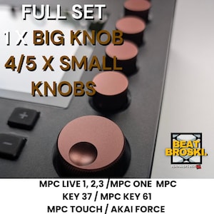 Può includere: Primo piano di un dispositivo nero per la produzione musicale con manopole color rame. Il testo recita "FULL SET 1 X BIG KNOB 4/5 X SMALL KNOBS." Il testo in basso elenca i modelli compatibili: MPC LIVE, ONE, KEY 37, KEY 61, TOUCH e AKAI FORCE.
