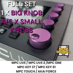 Könnte beinhalten: Ein Satz violetter Knöpfe für Musikproduktionsgeräte. Das Set enthält einen großen Knopf und vier oder fünf kleinere Knöpfe. Der Text "FULL SET 1X BIG KNOB 4/5 X SMALL KNOBS" wird über den Knöpfen angezeigt. Der Text "MPC LIVE / MPC LIVE 2 / MPC ONE MPC KEY 37 / MPC KEY 61 MPC TOUCH / AKAI FORCE" wird unter den Knöpfen angezeigt. Der Text "BEAT BROSKI. BEATMAKER'S BEST" wird in einem Logo in der unteren rechten Ecke des Bildes angezeigt.