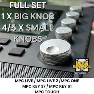 Könnte beinhalten: Nahaufnahme eines schwarzen elektronischen Musikproduktionsgeräts mit silbernen Knöpfen und Drehreglern. Der Text auf dem Gerät lautet "FULL SET 1 X BIG KNOB 4/5 X SMALL KNOBS". Das Gerät ist mit "MPC LIVE / MPC LIVE 2 / MPC ONE MPC KEY 37 / MPC KEY 61 MPC TOUCH" beschriftet.
