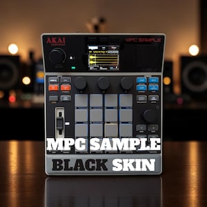 Könnte beinhalten: Ein Akai Professional MPC Sample Musikproduktions-Controller mit schwarzer Oberfläche, einem zentralen digitalen Display, sechzehn quadratischen Pads, verschiedenen Drehreglern, Tasten und einem vertikalen Schieberegler. Der Text MPC SAMPLE BLACK SKIN ist sichtbar.