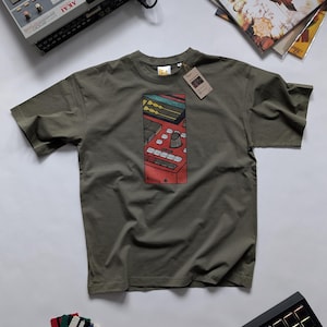 T-SHIRT OVERSIZED MPC One Plus-grafik utan a.i. Olivgrön för beatmakers akai mpc one+ mpc one plus present till beatmaker dtg-tryck