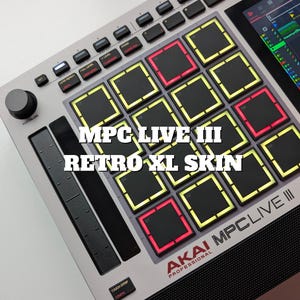 Op de afbeelding: Een zilveren Akai MPC Live III muziekproductiecentrum met een Retro XL skin. Het apparaat heeft talrijke zwarte pads met geel en rood verlichte randen, bedieningsknoppen en een beeldscherm. De tekst "MPC LIVE III RETRO XL SKIN" is zichtbaar.