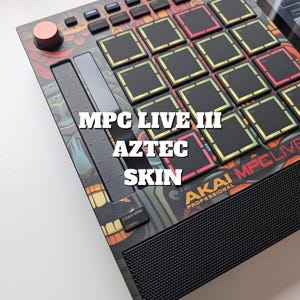 Peut inclure: Une planche à découper en bois faite à la main avec une finition naturelle. La planche présente un bord brut d'un côté et une forme rectangulaire lisse. Elle mesure environ 45 cm de long et 30 cm de large.