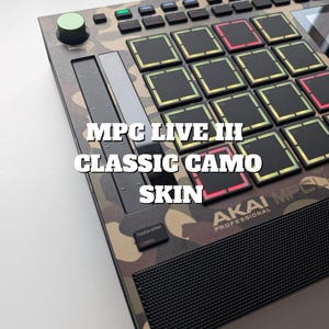 Op de afbeelding: Close-up van een MPC Live III muziekproductiecentrum met een klassieke camouflage skin. Het apparaat heeft zwarte pads met gele en rode accenten, een groene knop en de tekst "MPC LIVE III CLASSIC CAMO SKIN". Het Akai Professional logo is zichtbaar.