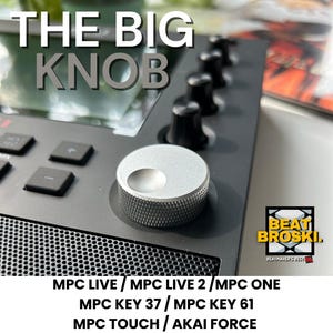Könnte beinhalten: Nahaufnahme eines großen silbernen Knopfes an einem schwarzen Musikproduktionsgerät. Der Text "THE BIG KNOB" wird über dem Knopf angezeigt. Der Text "BEAT BROSKI" wird in der unteren rechten Ecke des Bildes angezeigt. Der Text "MPC LIVE / MPC LIVE 2 / MPC ONE" wird unter dem Bild angezeigt. Der Text "MPC KEY 37 / MPC KEY 61" wird unter der ersten Textzeile angezeigt. Der Text "MPC TOUCH / AKAI FORCE" wird unter der zweiten Textzeile angezeigt.