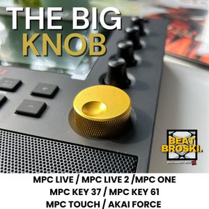 Peut inclure: Gros plan sur un grand bouton doré sur un appareil de production musicale noir. Le texte "THE BIG KNOB" est affiché au-dessus du bouton. Le texte "MPC LIVE / MPC LIVE 2 / MPC ONE" est affiché sous le bouton. Le texte "MPC KEY 37 / MPC KEY 61" est affiché sous la première ligne de texte. Le texte "MPC TOUCH / AKAI FORCE" est affiché sous la deuxième ligne de texte. Le texte "BEAT BROSKI" est affiché dans un cadre blanc avec une bordure noire sur le côté droit de l'image.
