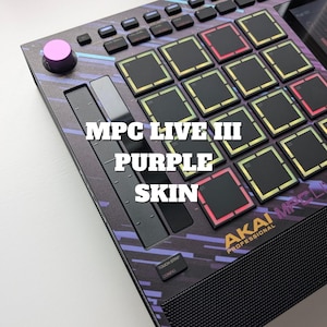 Puede incluir: Primer plano de un Akai MPC Live III con una piel morada. La piel presenta un fondo oscuro con acentos morados y azules, y el texto "MPC LIVE III PURPLE SKIN". Los pads tienen una superficie negra con bordes de colores.