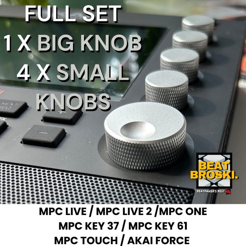 Peut inclure: Gros plan sur un appareil de production musicale &eacute;lectronique noir avec des boutons argent&eacute;s. Le texte indique "FULL SET 1 X BIG KNOB 4 X SMALL KNOBS". Le texte suppl&eacute;mentaire comprend "MPC LIVE / MPC LIVE 2 / MPC ONE" et "MPC KEY 37 / MPC KEY 61".