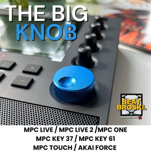 Puede incluir: Primer plano de una perilla azul en un controlador de producción musical negro. El texto "THE BIG KNOB" está en la parte superior de la imagen. El texto "MPC LIVE / MPC LIVE 2 / MPC ONE" está en la parte inferior de la imagen. El texto "MPC KEY 37 / MPC KEY 61" está debajo de la primera línea de texto. El texto "MPC TOUCH / AKAI FORCE" está debajo de la segunda línea de texto. El texto "BEAT BROSKI" está en un cuadro en la esquina inferior derecha de la imagen.