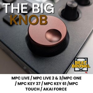 Peut inclure: Gros plan sur un appareil de production musicale avec un gros bouton cuivré intitulé "THE BIG KNOB". Le bouton est sur une surface grise avec d'autres commandes. Le texte "BEAT BROSKI" est dans le coin, avec une liste d'appareils compatibles.