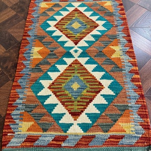 Handmade Kilim Rug, 100% Wool Kilim made W/ Natural dyes, Weaving Technology - Perfect for Bedroom, Living Room - 90x58 cm