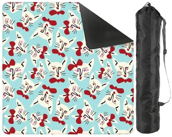 Tapete de mahjong con pajarita y estampado de gatitos, rojo, azul claro y crema.