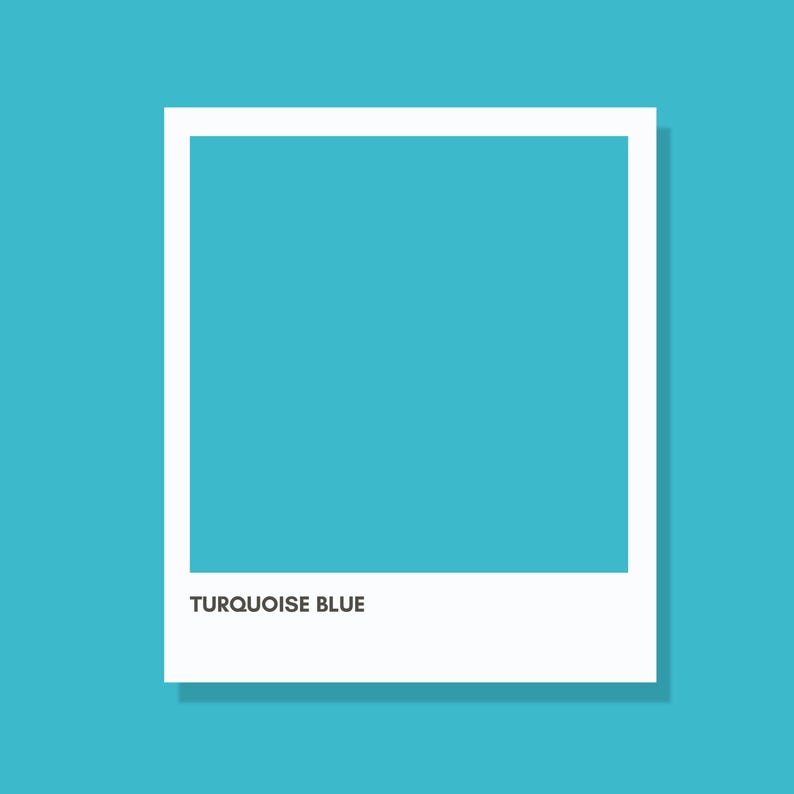 Puede incluir: Una impresi&oacute;n gr&aacute;fica cuadrada que presenta un centro de color azul turquesa s&oacute;lido enmarcado por un borde blanco grueso. El texto TURQUOISE BLUE est&aacute; impreso en una fuente negra sans-serif clara en la parte inferior del borde blanco.