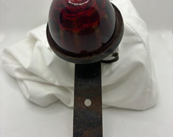Luz trasera antigua con lente roja y soporte Arrow, con bombilla - Rat Rod