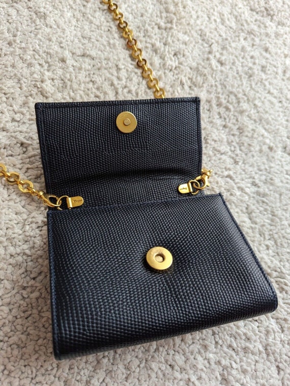Salvatore Ferragamo Vintage Damen Iconic Vera Bow Marineblaues genarbtes Kaviarleder Goldfarbene Kette Umhangetasche Gurtel Taille Minitasche Schulter WOC Etsy