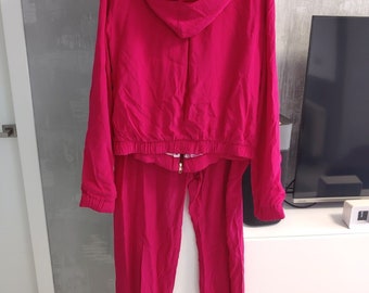 VERSACE 100 % Seide Trainingsanzug Set Hoodie Hose Jogger Jacke Hose, Farbe Сrimson Raspberry, sehr guter Zustand, Größe 46, XL, Original