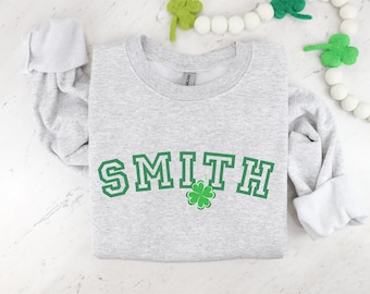 Maglietta personalizzata con trifoglio, cognome personalizzato, felpa per il giorno di San Patrizio, maglietta personalizzata irlandese, maglietta con parata portafortuna, maglietta personalizzata per San Patrizio