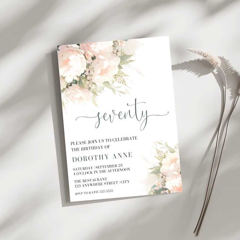 Op de afbeelding: Een witte uitnodiging met een bloemenontwerp in roze en groene tinten. De tekst luidt "zeventig" en bevat details voor een verjaardagsfeest voor Dorothy Anne.