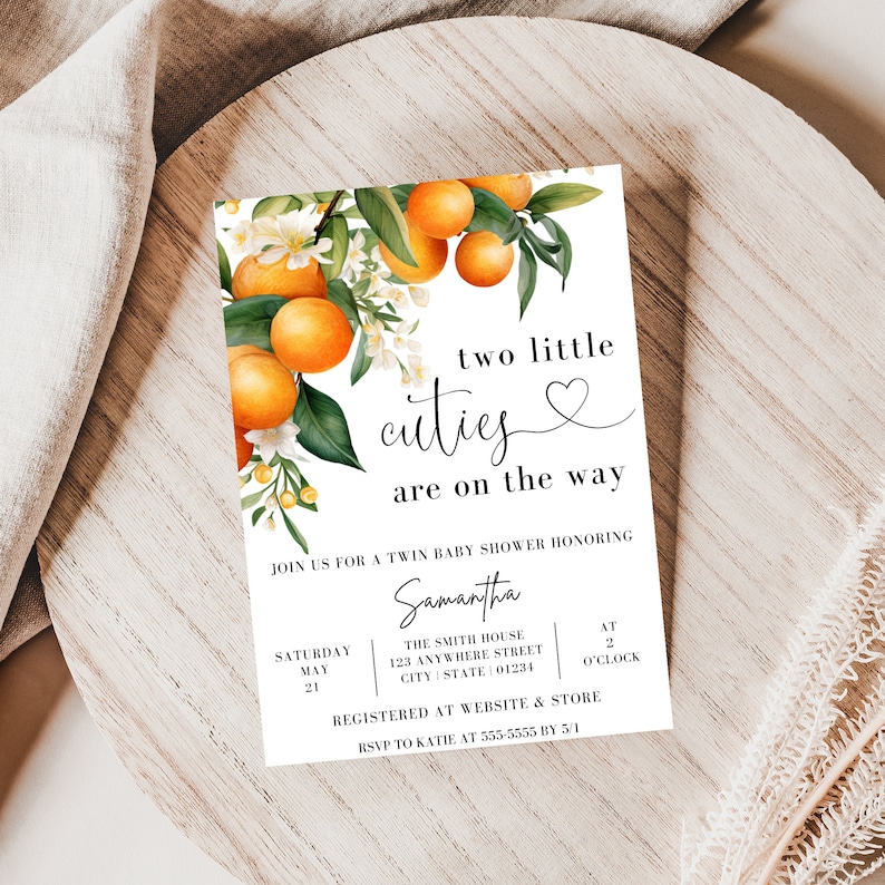 Pu&ograve; includere: Un invito a una festa di baby shower bianco con fiori d'arancio e arance. Il testo recita "two little cuties are on the way". L'invito include il nome Samantha, la data, l'ora e il luogo della festa, e informazioni sul registro dei regali.