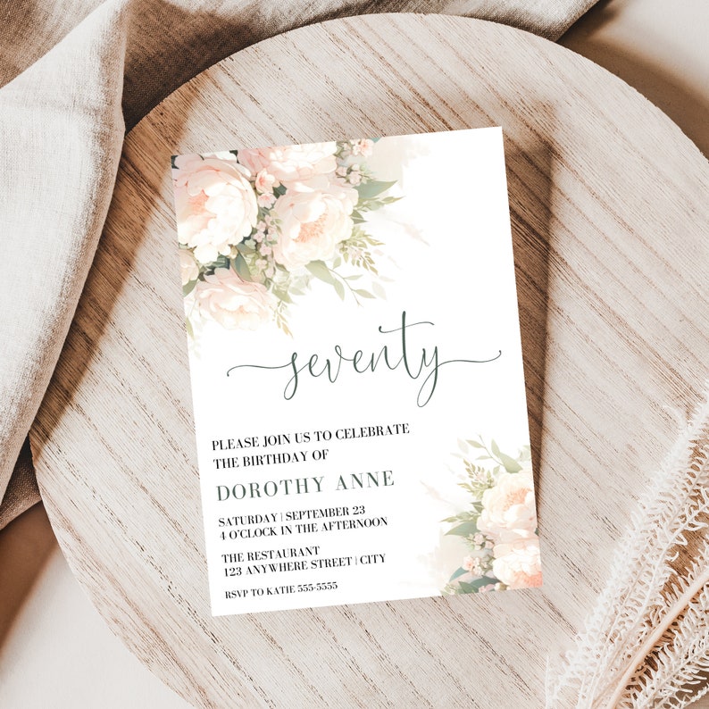 Op de afbeelding: Een witte uitnodiging met een bloemenontwerp met perzik- en witte bloemen. De tekst luidt "zeventig" in een cursief schrift. De uitnodiging is voor het 70e verjaardagsfeest van Dorothy Anne. Het feest wordt gehouden op zaterdag 23 september om 16:00 uur in het restaurant The Restaurant, 123 Anywhere Street, City. RSVP naar Katie op 555-5555.